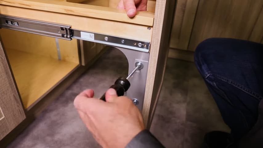 Installation d'une poubelle coulissante à fixation haute dans un meuble de cuisine